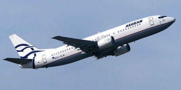 Ein Flugzeug vom Typ Boeing 737-42C der Fluggesellschaft Aegean startet in Duesseldorf am 14. Okt. 2003 vom Flughafen Duesseldorf International. (AP Photo/Michael Sohn) --- A Boeing 737-42C airplane of the airline Aegean takes off from the Duesseldorf International airport on Oct. 14, 2003. (AP Photo/Michael Sohn)