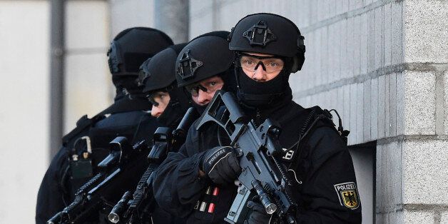 Members of the German police's so-called BFE+ (Evidence and Arrestment Unit) anti terror unit present a training operation in Berlin's Ahrensfelde district on December 16, 2015.The unit will be deployed to support riot police and the GSG 9 counter-terrorism and special operations unit in case of potential terror attacks. / AFP / TOBIAS SCHWARZ (Photo credit should read TOBIAS SCHWARZ/AFP/Getty Images)