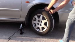 Πώς θα βάλετε μπροστά αυτοκίνητο με νεκρή μπαταρία χρησιμοποιώντας απλώς ένα