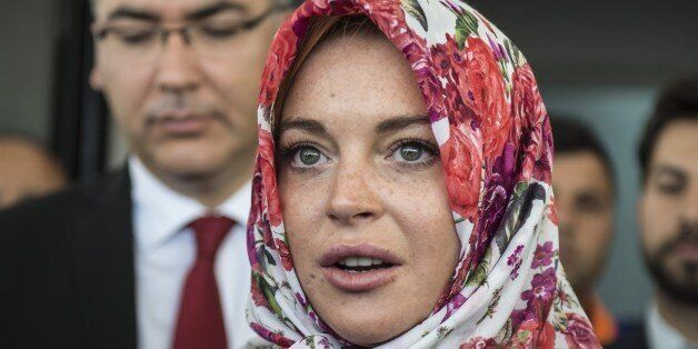 GAZIANTEP, TURKEY - OCTOBER 08: American actress Lindsay Lohan (C) speaks to press members with wearing a headscarf given by a Syrian woman, after her visit at a container town where Syrian refugees live in the Nizip district of Gaziantep in Turkey on October 08, 2016. (Photo by Kerem Kocalar/Anadolu Agency/Getty Images)