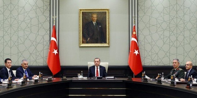 ANKARA, TURKEY - SEPTEMBER 28: President of Turkey, Recep Tayyip Erdogan (C) chairs National Security Council meeting with attendance of Prime Minister Binali Yildirim (2nd L) in Ankara, Turkey on September 28, 2016. (Photo by Kayhan Ozer/Anadolu Agency/Getty Images)