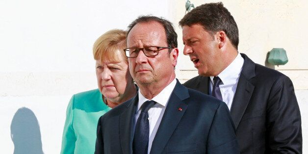 Italian Prime Minister Matteo Renzi, German Chancellor Angela Merkel (L) and French President Francois Hollande (C) pay respect at the grave of Altiero Spinelli on Ventotene island, central Italy, August 22, 2016. REUTERS/Carlo Hermann/Pool