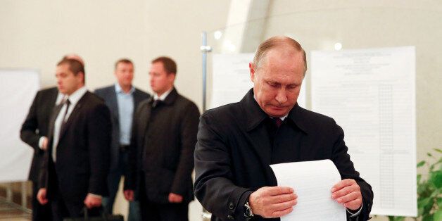 Russian President Vladimir Putin casts his ballot at a polling station during a parliamentary election in Moscow, Russia, September 18, 2016. REUTERS/Grigory Dukor