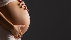 Έγκυος γυναίκα στη Βρετανία πέφτει θύμα ρατσιστικής επίθεσης και χάνει το μωρό της από τις κλωτσιές του