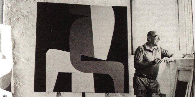 Ο Γιάννης Μόραλης στο εργαστήριό του στην Αίγινα, 1976. Φωτ. Άρη Κωνσταντινίδη, από ον κατάλογο του Μουσείου Μπενάκη για την έκθεση