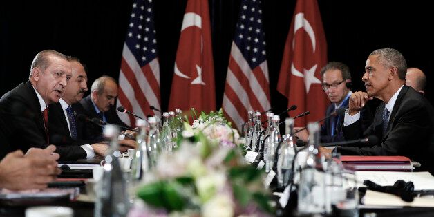 U.S. President Barack Obama, right, looks to Turkish President Recep Tayyip Erdogan as he speak media after a bilateral meeting in Hangzhou in eastern China's Zhejiang province, Sunday, Sept. 4, 2016, alongside the G20. (AP Photo/Carolyn Kaster)
