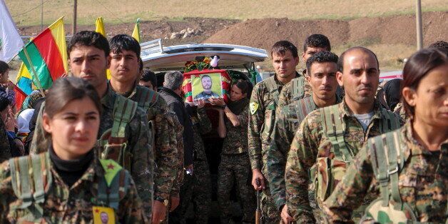 Kurdish People's Protection Units (YPG) fighters carry the coffin of fellow fighter John Robert Gallagher, a Canadian who died on November 4 in battle with Islamic State fighters, during his funeral in Hasaka, Syria November 12, 2015. REUTERS/Rodi Said