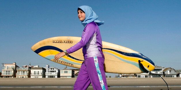 ** ARCHIV ** Sama Wareh posiert am 15. Feb. 2007 am Strand von Newport Beach, Kalifornien, in einem Schwimmanzug fuer muslimische Frauen. Auf den ersten Blick wirkt der Anzug nicht schwimmtauglich: Mit langen Aermeln und Beinen verhuellt der sogenannte Burkini die Schwimmerin komplett. Fuer glaeubige Musliminnen ist er allerdings das einzige Kleidungsstueck, mit dem sie sorglos ins Wasser gehen koennen. In Berliner Hallenbaedern wird der Burkini - eine Wortschoepfung aus Burka und Bikini - jetzt erstmals probeweise zugelassen. (AP Photo/Chris Carlson) ** zu unserem Korr ** ** FILE ** Sama Wareh walks along the sand dressed in swimwear designed for Muslim women Newport Beach, Calif., Thursday, Feb. 15, 2007. Muslim girls and women are increasingly participating in athletic activities, especially as second and third generation children of immigrants grow up surrounded by American influences. But doing so requires them to overcome a seemingly large obstacle: Islam's traditional emphasis on modest dress. (AP Photo/Chris Carlson)