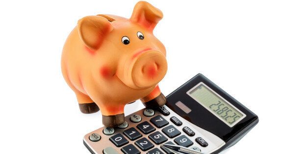 (GERMANY OUT) Ein roter Stift liegt auf einem Taschenrechner neben einem Sparschwein. Sparen bei Kosten, Ausgaben und Budget. Zinsen fÃ¼r Sparer (Photo by Wodicka/ullstein bild via Getty Images)