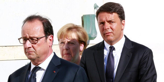 Italian Prime Minister Matteo Renzi, German Chancellor Angela Merkel (C) and French President Francois Hollande (L) pay respect at the grave of Altiero Spinelli on Ventotene island, central Italy, August 22, 2016. REUTERS/Carlo Hermann/Pool