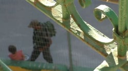 Ισραηλινός αστυνομικός επιτίθεται σε 8χρονη Παλαιστίνια και της παίρνει το ποδήλατο ενώ εκείνη κλαίει