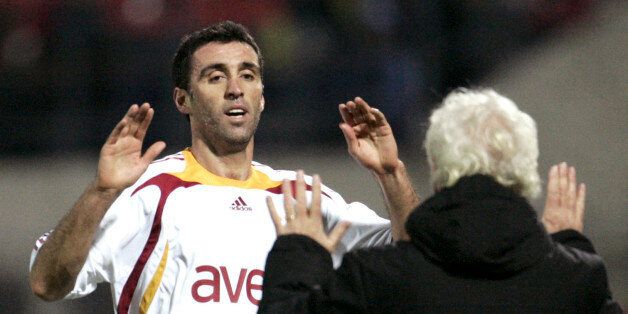 Galatasaray's Hakan Sukur (L) runs to coach Karl Heinz Feldkamp after scoring against Panionios during their UEFA Cup Group H soccer match in Athens November 29, 2007. REUTERS/Yiorgos Karahalis (GREECE)