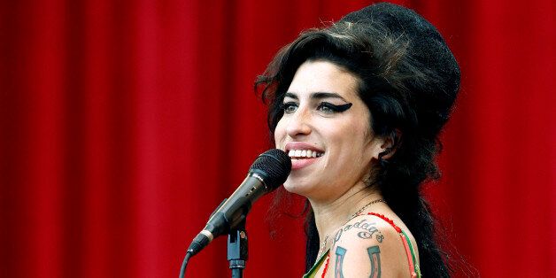 British pop singer Amy Winehouse performs during the Glastonbury music festival in Somerset, south-west England June 22, 2007. REUTERS/Dylan Martinez (BRITAIN)
