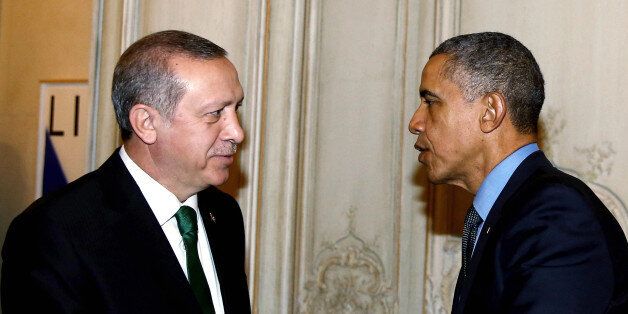 U.S. President Barack Obama, right, speaks to Turkish President Recep Tayyip Erdogan before a bilateral meeting, in Paris, France, Tuesday, Dec. 1, 2015. The leaders discussed the continuing crisis in Syria, and the fight against the Islamic State group. (AP Photo/Yasin Bulbul, Presidential Press Service, Pool)