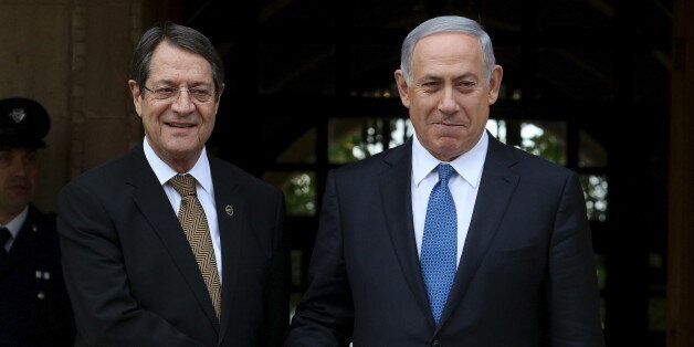 Cypriot President Nicos Anastasiades and Israeli Prime Minister Benjamin Netanyahu (R) shake hands outside the Presidential Palace in Nicosia, Cyprus, January 28, 2016. REUTERS/Yiannis Kourtoglou