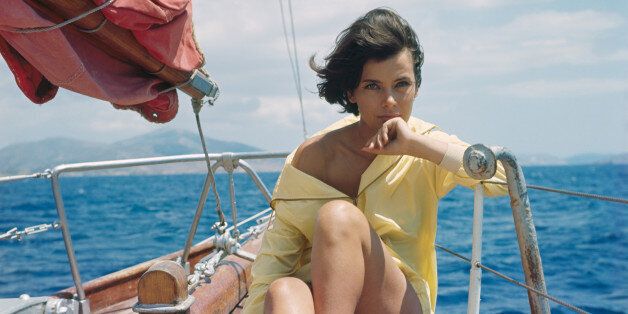 L'actrice Jenny KarÃ©zi sur un bateau, circa 1960 en GrÃ¨ce . (Photo by Giancarlo BOTTI/Gamma-Rapho via Getty Images)