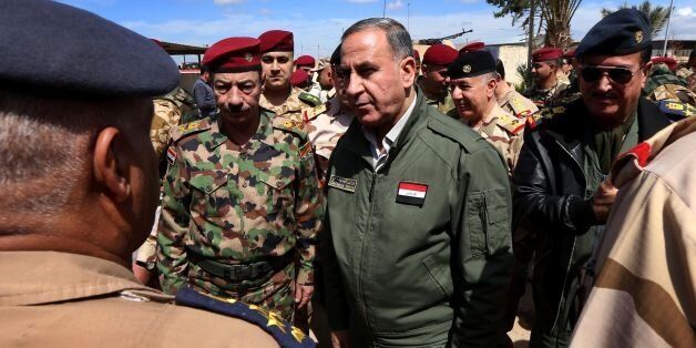 Iraqi Defence Minister Khaled Al-Obeidi (C) meets soldiers holding a position on the frontline during a visit on the outskirts of Makhmur, about 280 kilometres (175 miles) north of the capital Baghdad, on March 30, 2016, during a military operation to recapture the northern Nineveh province from Islamic State group jihadists. Iraqi army troops and allied paramilitary fighters on March 24 launched a major offensive aimed at retaking the northern Nineveh province, the capital of which, Mosul, is t