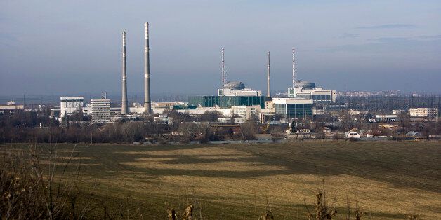 A general view shows the nuclear power plant of Kozloduy, some 200 km (124 miles) north of Sofia, January 27, 2009. The Socialist-led government says the two Soviet-era reactors at Bulgaria's sole nuclear power plant were unfairly deemed dangerous by the EU and has called on Brussels to compensate Bulgaria for the double blow of the gas row and the global economic slowdown, by allowing a restart. To match feature BULGARIA-NUCLEAR/ REUTERS/Stoyan Nenov (BULGARIA)