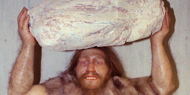 Diese Plastik eines Neandertalers wurde am Montag, 7.Oktober 1996, im neuen Neandertal-Museum bei Mettmann aufgestellt. Insgesamt 12 vorgeschichtliche Menschen, die aus der dermoplastischen Werkstatt von Elisabeth Dayners aus Paris stammen, sind den original Knochenfunden nachempfunden und zaehlen zu den Hoehepunkten der Sammlung. Am Donnerstag wird das Neandertaler-Museum in Mettmann von Bundespraesident Herzog eingeweiht. (AP-PHOTO/Heinz Ducklau)