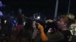 Αστυνομικός στοχεύει με το όπλο της δημοσιογράφο της αμερικανικής