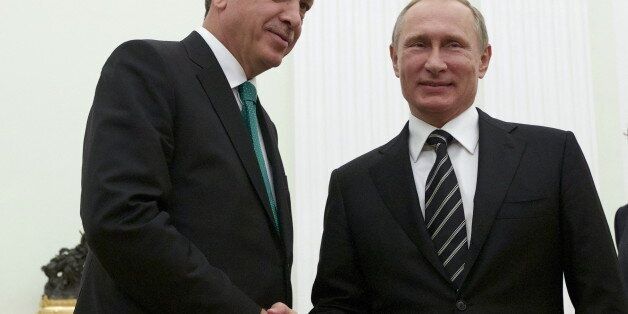Russian President Vladimir Putin (R) shakes hands with Turkish President Tayyip Erdogan during their meeting at the Kremlin in Moscow, Russia, September 23, 2015. REUTERS/Ivan Sekretarev/Pool