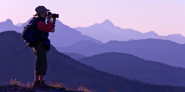 USA, Washington State, Okanogan National Forest, Pasayten Wilderness, Slate Peak, Woman taking picture with camera