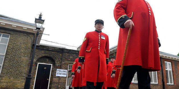 Chelsea Pensioners leave after voting in the EU referendum, at a polling station in Chelsea in London, Britain June 23, 2016. REUTERS/Toby Melville