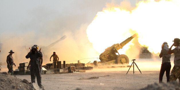 Iraqi security forces and Shi'ite fighters fire artillery towards Islamic State militants near Falluja, Iraq, June 1, 2016. REUTERS/Alaa Al-Marjani/File Photo TPX IMAGES OF THE DAY
