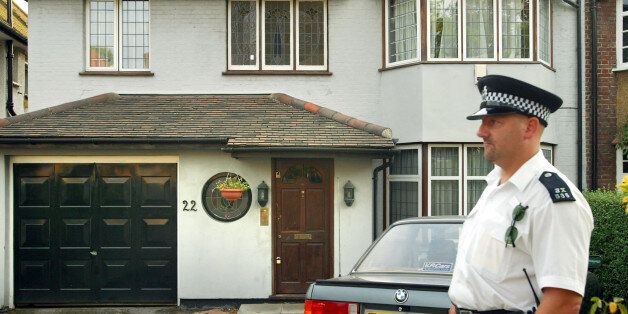 A policeman guards the home of an Indian-born British man, identifiedas an arms dealer, Hemant Lakhani in Hendon, north west London August13, 2003. Hemant was arrested along with two others in the U.S. onWednesday after they agreed to sell a sophisticated Russian SA-18 Iglamissile to an undercover FBI agent posing as a Muslim extremist.REUTERS/Peter MacdiarmidPKM/NMB