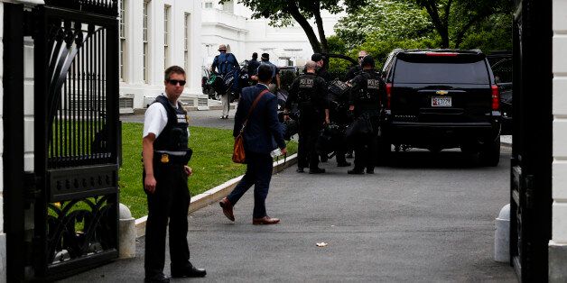 WASHINGTON, DC - MAY 20: Members of the Secret Services return to the White House after U.S. President Barack Obama went golfing at Joint Base Andrews in Maryland on May 20, 2016 in Washington, DC. An armed man was shot by a Secret Service while Obama was golfing at Andrews. (Photo by Aude Guerrucci - Pool/Getty Images))