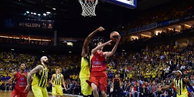 Moscow's Nando de Colo (C) goes up to score during the final basketball match CSKA Moscow vs Fenerbahce Istanbul at the Euroleague Final Four in Berlin on May 15, 2016. / AFP / John MACDOUGALL (Photo credit should read JOHN MACDOUGALL/AFP/Getty Images)