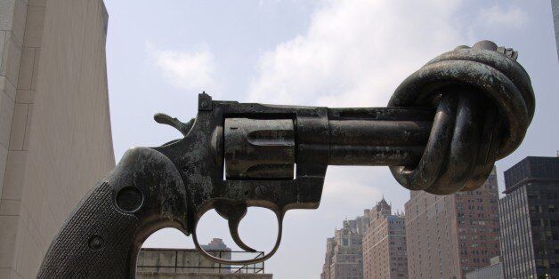 (GERMANY OUT) USA, New York, Manhattan: Ein Ã¼berdimensionaler Revolver mit einemKnoten im Lauf (Friedenssymbol des schwedischen KÃ¼nstlers Carl Fredrik ReuterswÃ¤rd) vor dem UN - GebÃ¤ude. (Photo by Hohlfeld/ullstein bild via Getty Images)