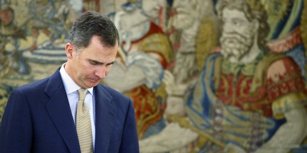 Spanish king Felipe VI waits for the leader of Spanish Socialist Party (PSOE) to arrive at La Zarzuela Palace in Madrid, on April 26, 2016. / AFP / POOL / Angel Dï¿½ï¿½az (Photo credit should read ANGEL DIAZ/AFP/Getty Images)