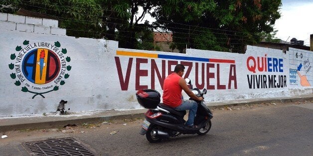 ATENCION ACOMPANA NOTA DE VALENTINA OROPEZAA graffiti with electoral propaganda on a wall at 'La Invasion' low-income neighborhood in San Antonio, Tachira state, in the border with Colombia on November 28, 2015. AFP PHOTO/GEORGE CASTELLANOS / AFP / George CASTELLANOS (Photo credit should read GEORGE CASTELLANOS/AFP/Getty Images)