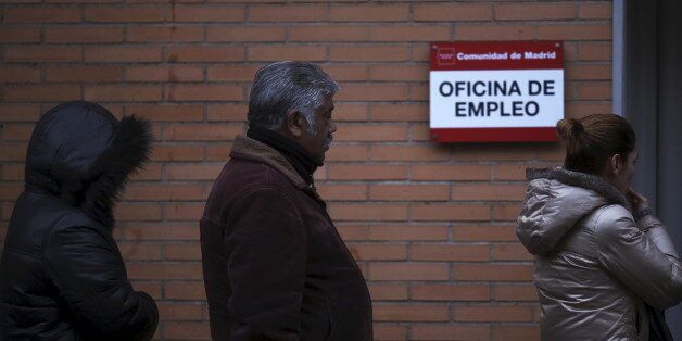 People wait to enter a government-run employment office in Madrid January 3, 2014. REUTERS/Susana Vera/File Photo GLOBAL BUSINESS WEEK AHEAD PACKAGE - SEARCH 'BUSINESS WEEK AHEAD APRIL 25' FOR ALL IMAGES
