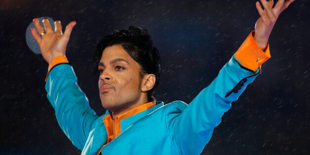 Prince performs during the halftime show of the NFL's Super Bowl XLI football game in Miami, Florida February 4, 2007. REUTERS/Mike Blake (UNITED STATES)