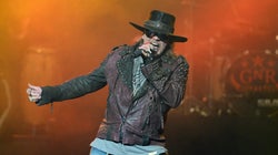 O Axl Rose και επίσημα ο νέος τραγουδιστής των