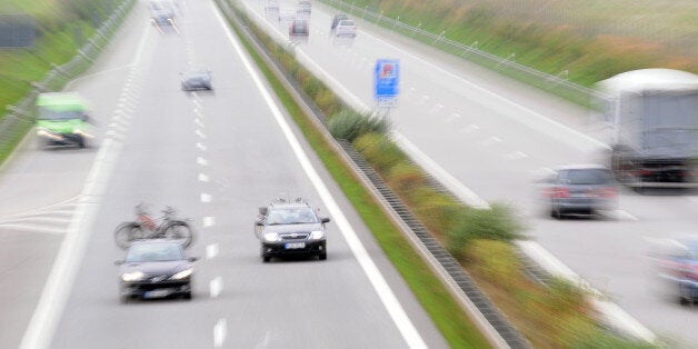 Autos fahren am Dienstag, 26. August 2008, auf der Autobahn A20 in der Naehe des Kreuzes Rostock. Die 324 Kilometer lange und 1,9 Milliarden Euro teure so genannte Ostseeautobahn von Luebeck nach Stettin wurde 2005 nach elfjaehriger Bauzeit fertiggestellt. (AP Photo/Frank Hormann) --- Vehicles drive on the German highway A20 from Luebeck to Stettin, near Rostock, northern Germany, on Tuesday, Aug. 26, 2008. (AP Photo/Frank Hormann)