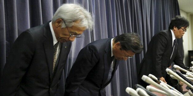 Mitsubishi Motors Corp's President Tetsuro Aikawa (C) bows with other company executives during a news conference to brief about issues of misconduct in fuel economy tests at the Land, Infrastructure, Transport and Tourism Ministry in Tokyo, Japan, April 20, 2016. REUTERS/Toru Hanai