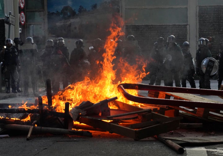 Ενώ οι αστυνομικοί αναπτύσσονταν στην περιοχή, διαδηλωτές πέταξαν βόμβες μολότοφ, μία εκ των οποίων προκάλεσε μια μικρή εστία φωτιάς στον δρόμο. 