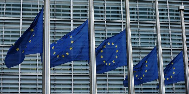 Μεσίστιες οι σημαίες της ΕΕ στην Ευρωπαϊκή Επιτροπή