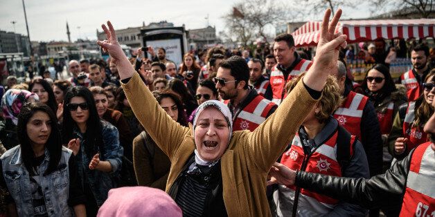 A Turkish woman gives a V sign during a march in the Kadikoy district of Istanbul to mark International Women's Day on March 6, 2016. / AFP / OZAN KOSE (Photo credit should read OZAN KOSE/AFP/Getty Images)