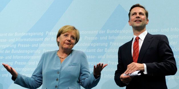 Bundeskanzlerin Angela Merkel (CDU) und Regierungssprecher Steffen Seibert, aufgenommen am Montag, 16. August 2010, waehrend der Amtseinfuehrung von Seibert im Bundespresseamt in Berlin. (apn Photo/Berthold Stadler)