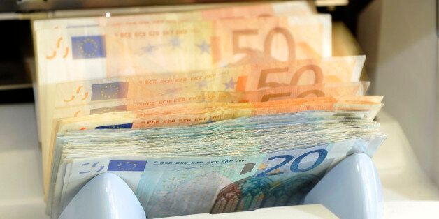 ARCHIV - Eine Maschine zaehlt Euro-Banknoten am 22. Juni 2009 in einem Kreditinstitut in Dresden. Die europaeische Gemeinschaftswaehrung Euro hat seit dem Start der Waehrungsunion Berechnungen zufolge rund 20 Prozent ihres Werts verloren. Im Vergleich zum Januar 1999 habe ein Euro heute noch eine Kaufkraft von durchschnittlich 80 Cent, berichtete die