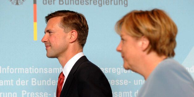 Bundeskanzlerin Angela Merkel (CDU) und Regierungssprecher Steffen Seibert, aufgenommen am Montag, 16. August 2010, waehrend der Amtseinfuehrung von Seibert im Bundespresseamt in Berlin. (apn Photo/Berthold Stadler)