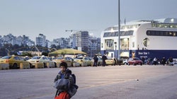 Εντολή να παραμείνουν τα πλοία που μεταφέρουν πρόσφυγες στα νησιά μέχρι