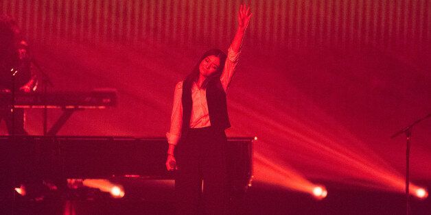 LONDON, ENGLAND - FEBRUARY 24: Lorde performs a tribute of David Bowie live on stage at the BRIT Awards 2016 at The O2 Arena on February 24, 2016 in London, England. (Photo by Samir Hussein/Redferns)