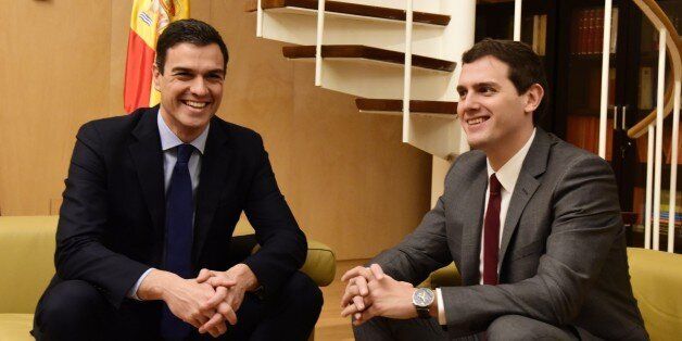Leader of Spanish Socialist Party (PSOE) Pedro Sanchez (L) and leader of centre-right party Ciudadanos (Citizens) Albert Rivera smile as they pose before a meeting at the Spanish Parliament in Madrid on February 4, 2016. Spain's king gave Socialist party chief Pedro Sanchez the tough task of forming a government on February 2, 2016 in a bid to end a potentially damaging political deadlock more than six weeks after inconclusive elections. AFP PHOTO / JAVIER SORIANO / AFP / JAVIER SORIANO