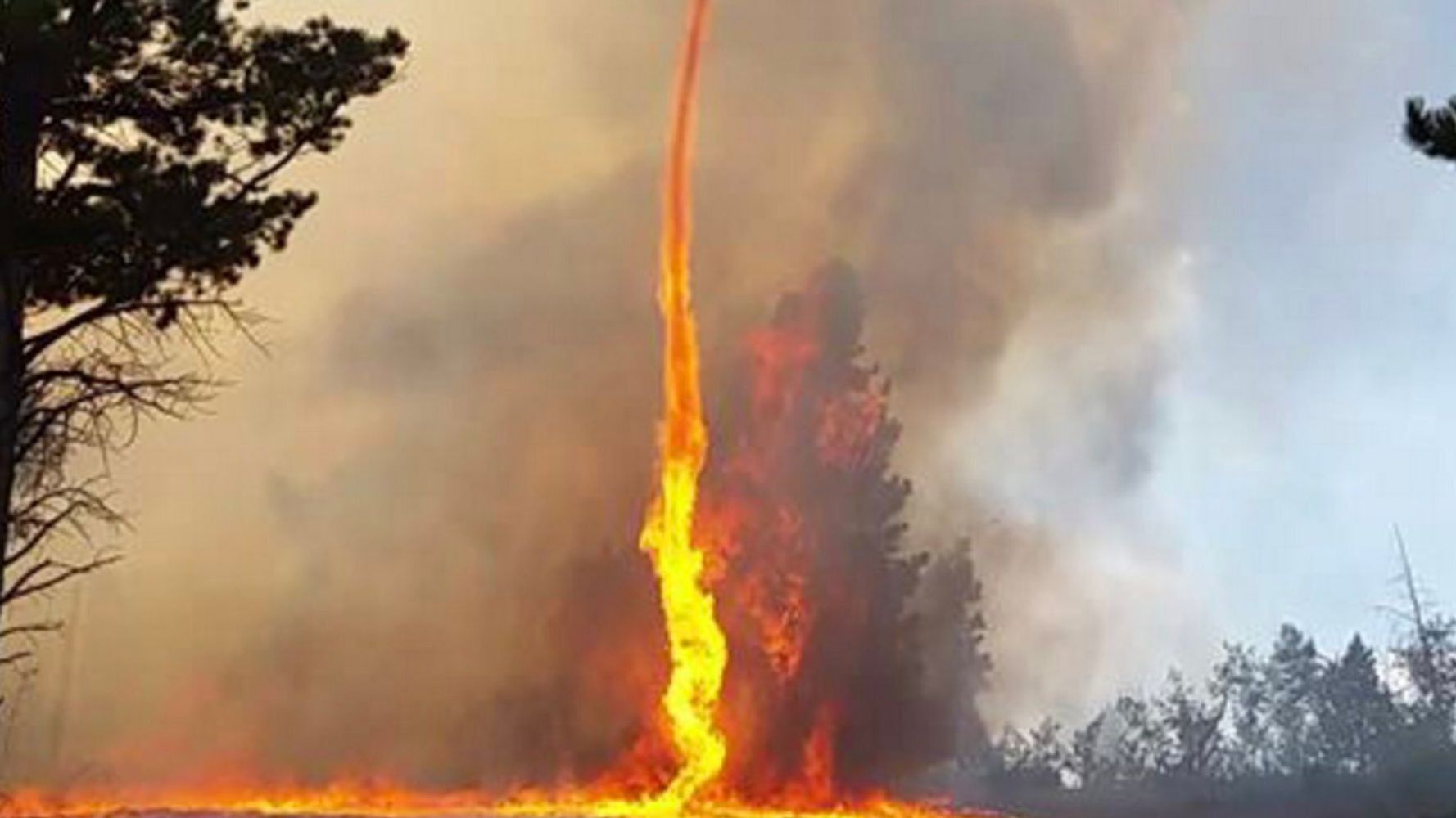 Une Fascinante Tornade De Feu Filmee Dans Le Ciel Du Colorado Video Huffpost Null