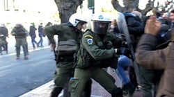 ΕΔΕ για τον άνδρα των ΜΑΤ που βιαιοπράγησε σε βάρος συνταξιούχου στην πορεία για το